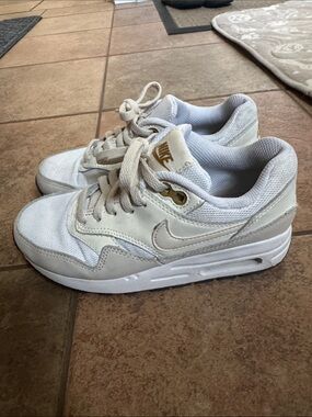 Nike Kids Low-Top Sneakers in White and Gold Accents
